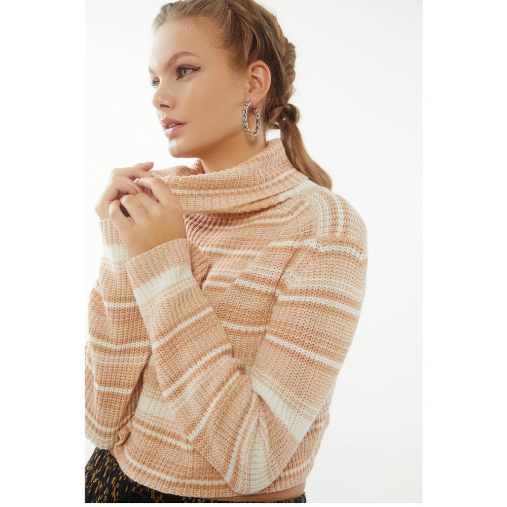 Urban Outfitters cropped turtleneck sweater - Picture 2 of 11